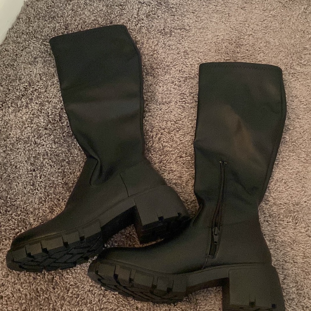 Steve Madden leather knee high leather boots 8.5. Never worn.